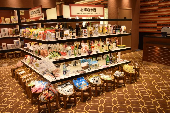 イーグル浅草店08　北海道をメーンに、全国の名産を集めた景品コーナー