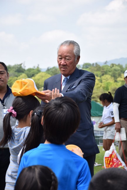 KYORAKU CUP3_日本ゴルフツアー機構の青木功会長も大会を視察